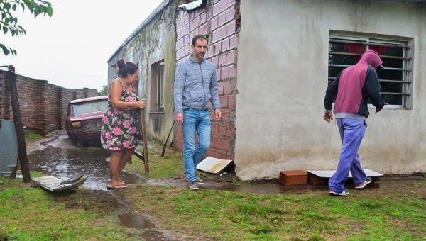 Petrecca recorrió barrios anegados por las lluvias